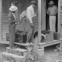 Jack Delano, Migrants with their luggage preparing to leave Belcross, North Carolina for another job at Onley, Virginia, 1940